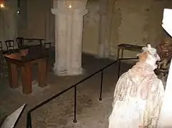 L'intérieur de la crypte romane du XIe siècle
