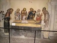 Une mise au tombeau du XVe siècle, située dans la crypte romane