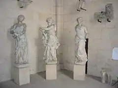 Un ensemble de trois statues, représentant Espérance, Foi et Charité