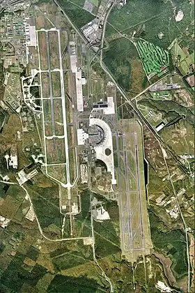 La base aérienne de Chitose en 2011, jouxtant l'aéroport de Shin-Chitose.