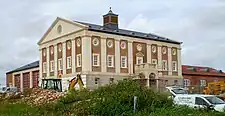 La nouvelle caserne de pompiers, terminée en septembre 2008, et le bâtiment des services d'urgence.