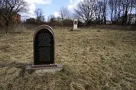 Deux monuments du cimetière juif pour douze sépultures, élevé en décembre 2013.