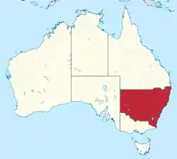 Une carte blanche de l'Australie avec une région rouge pour la Nouvelle-Galles du Sud.