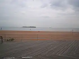 Sur la gauche, Hoffman Island ; à droite, Swinburne Island vue depuis South Beach, Staten Island en 2007.