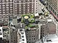 Penthouse et jardin de toiture vus depuis l'Empire State Building de Manhattan à New York.