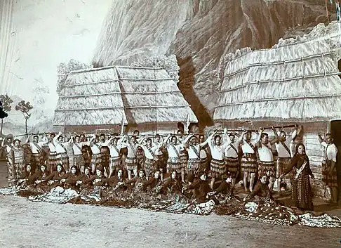 Photographie de plateau d'une troupe maorie.