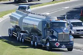 Un Road-train attelé de deux citernes (Nouvelle-Zélande).