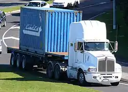 Un tracteur attelé d'une semi type porte-conteneur (Nouvelle-Zélande).