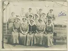 Photographie noire et blanc d'un groupe d'infirmière sur le pont du paquebot Maheno.