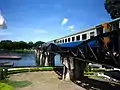 Le train reliant Thonburi à Nam Tok sur le pont.