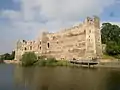 Ruines du château fort de Newark vues depuis les berges de la Trent.