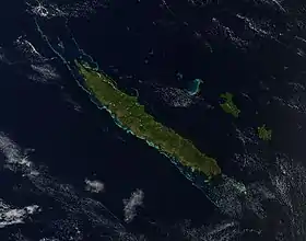 Image satellite de la Nouvelle-Calédonie avec Grande Terre (à gauche).