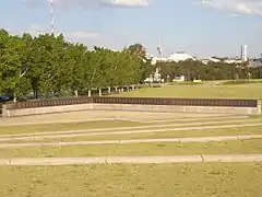 Vue d'ensemble du mémorial du village olympique.