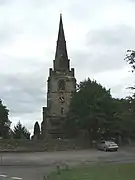 Photo d'un clocher à la flèche élancée avec une horloge