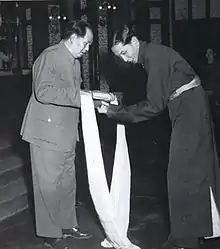 Le 24 mai 1951, lendemain de la signature de l’accord en 17 points, Ngabo Ngawang Jigme (à droite) remet une khata à Mao Zedong (à gauche).