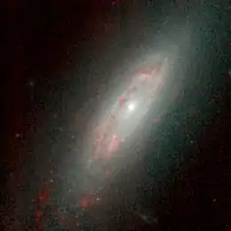 Cette image de NGC 3593 a été réalisée avec les données captées dans le domaine de le télescope spatial Hubble.