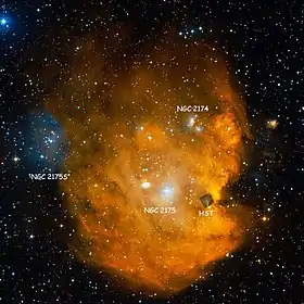 L'amas ouvert à gauche est souvent désignée par NGC 2175S. L'encadré sur cette image montre l'emplacement photographié en gros plan par le télescope spatial Hubble.