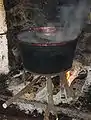 Cuisson dans un chaudron en cuivre.