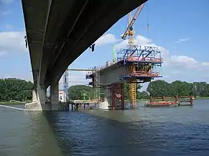 Le premier pont des Nibelungen construit par Dywidag et le second pont en cours de construction, en 2006, par la méthode de construction par voussoirs coulés en place, en encorbellement symétrique