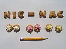 7 nic-nacs en forme de lettre et 6 petits ronds surmontés de sucre glace blanc, rose et jaune