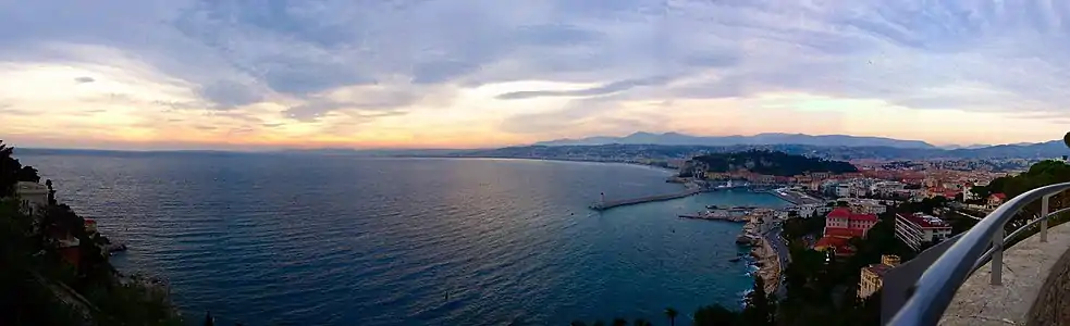 La baie des Anges, vue depuis la corniche du mont Boron de Nice.