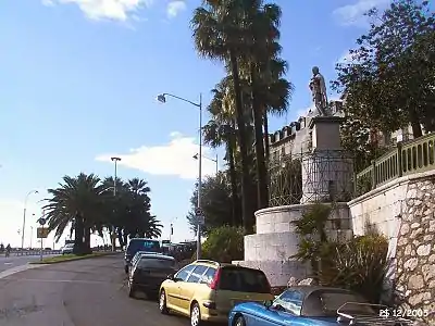 Le square Guynemer à droite, vu du quai Lunel.