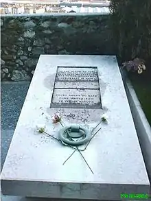 La tombe de Roger Martin du Gard.