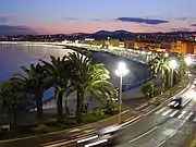 vue nocturne de la promenade des Anglais à Nice