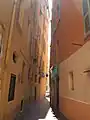 La lumière s'infiltrant entre les murs orangés et rapprochés d'une ruelle du vieux Nice donnent l'impression d'un "Antelope Canyon" urbain et rectiligne.