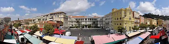Vue panoramique à 180° d'un marché prise depuis un immeuble.