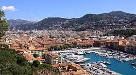 Vue sur le mont Gros avec l'Observatoire de Nice depuis le port de Nice.