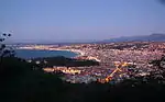 Vue vers l'ouest depuis le Fort du Mont Alban à Nice. La Baie des Anges et la ville de Nice à l'aube.