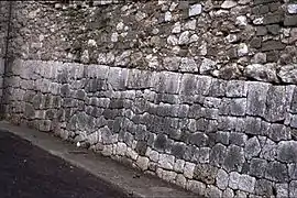 Soubassement de blocs assemblés à joints vifs dans un soutènement à Nice (Alpes-Maritimes).