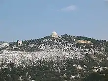 Vue de l'observatoire de Nice en haut de sa colline enneigée.