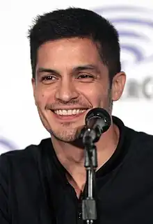 Nicholas Gonzalez dans le rôle du Dr Neil Melendez