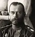 Photo en noir et blanc d'un homme avec bouc et moustache impériale, en uniforme à col montant fermé.