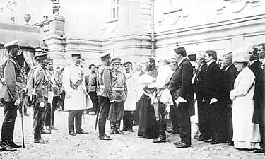 29 août 1911. Une députation d'organisations de droite à Kiev salue l'empereur Nicolas II. Au centre : Piotr Stolypine, Nicolas II, le gouverneur de Kiev Girs (en uniforme blanc), le prêtre F. Sinkevich, le major-général Joukov et Anatoli Savenko