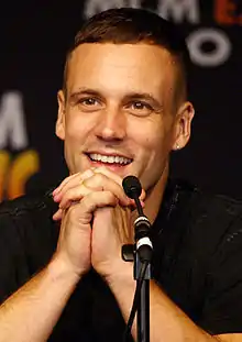 Nick Blood interprète l'agent Lance Hunter.