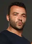 Nick Tarabay interprète Ashur