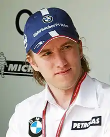 Portrait d'un homme en casquette bleue et chemise blanche