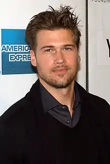 Nick Zano interprète Nathaniel Heywood / Commander Steel.