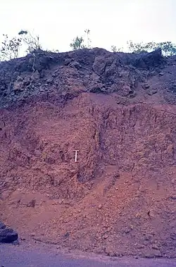 De haut en bas : cuirasse latéritique (chapeau de fer), limonite tendre, soubassement en roche ultramafique à Yaté, en Nouvelle-Calédonie.