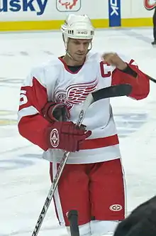 Nicklas Lidström avec le maillot blanc des Red Wings et le « C » pour capitaine.