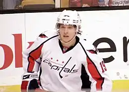 Photographie d'un joueur de hockey avec un maillot blanc