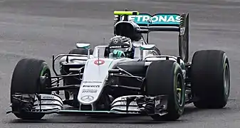 La Mercedes AMG F1 W07 Hybrid, la Flèche d'Argent championne du monde en 2016, ici pilotée par Nico Rosberg au Grand Prix de Grande-Bretagne