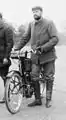 JB : Nicolaï Yourassoff et sa motocyclette Peugeot 1/3 litre Type Z [Tour de France pour motocyclettes, 6 - 14 mai 1905] ;