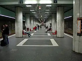 le quai central avec les colonnes de soutènement