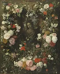 Couronne de fleurs entourant le buste de la Vierge.