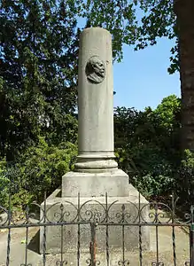Monument à Nicolas-Toussaint Charlet dans le square de l'Abbé-Migne à Paris, amputé de ses allégories.