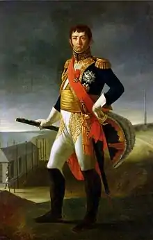 Portrait en pied d'un maréchal de Napoléon, vêtu de son uniforme et ses décorations, tenant son bâton d'une main et son bicorne de l'autre.